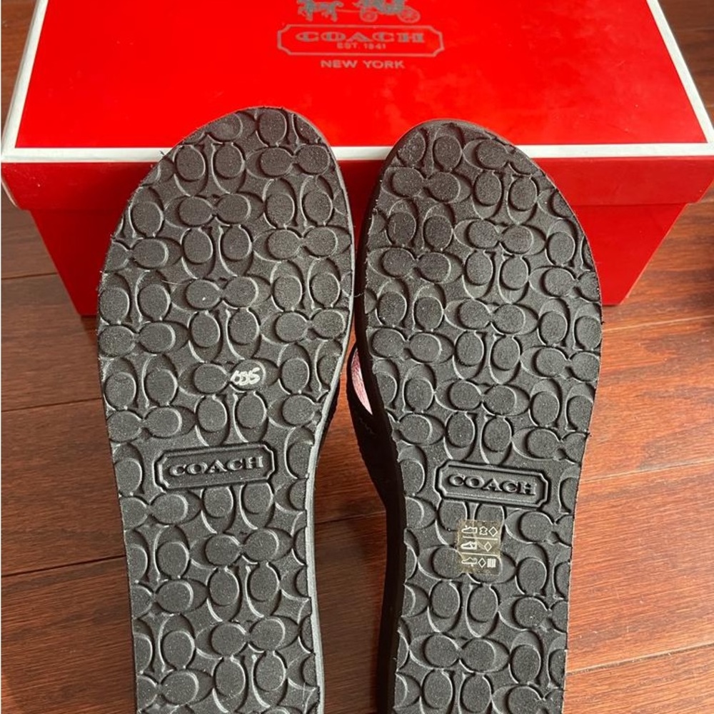Coach flip flops brand new in a box size 6B EUR 36